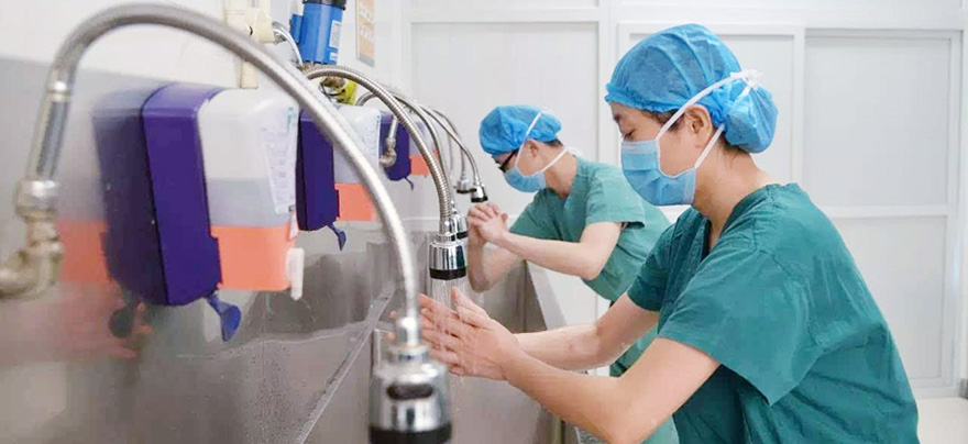 醫務人員接診、治療每個患者前後均戴手套,一人一換,戴手套前後嚴格遵循七步洗手法。