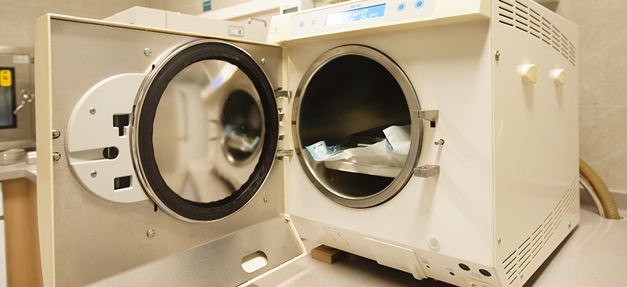 術後,醫療器械全部逐一高溫高壓或化學消毒;手術室進行系統終末消毒。